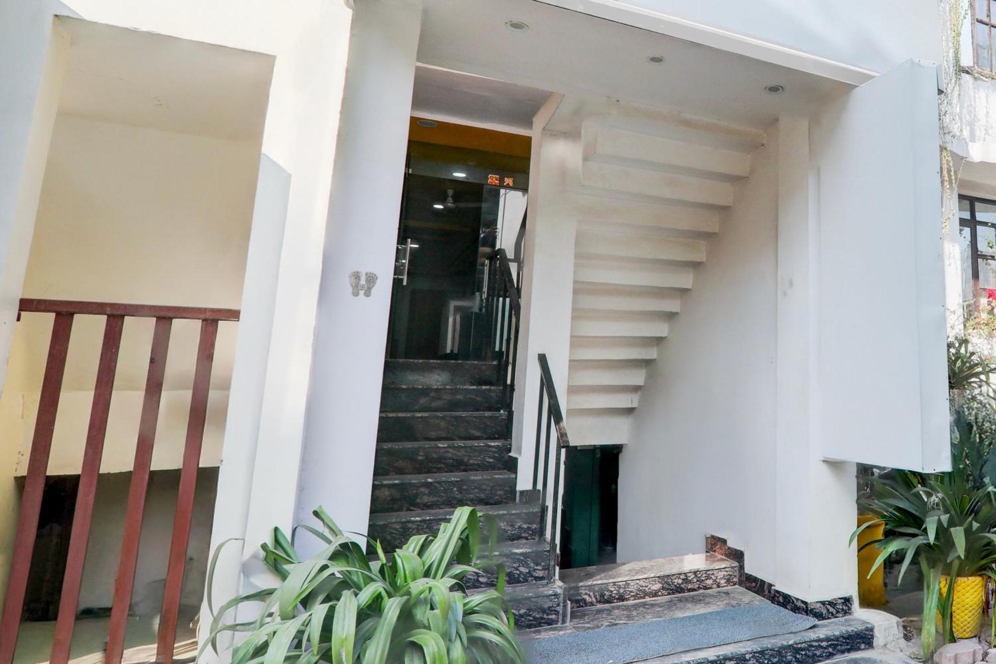Super Hotel O Insaf Nagar Munshipuliya Formerly Vibrant Chinhat Buitenkant foto